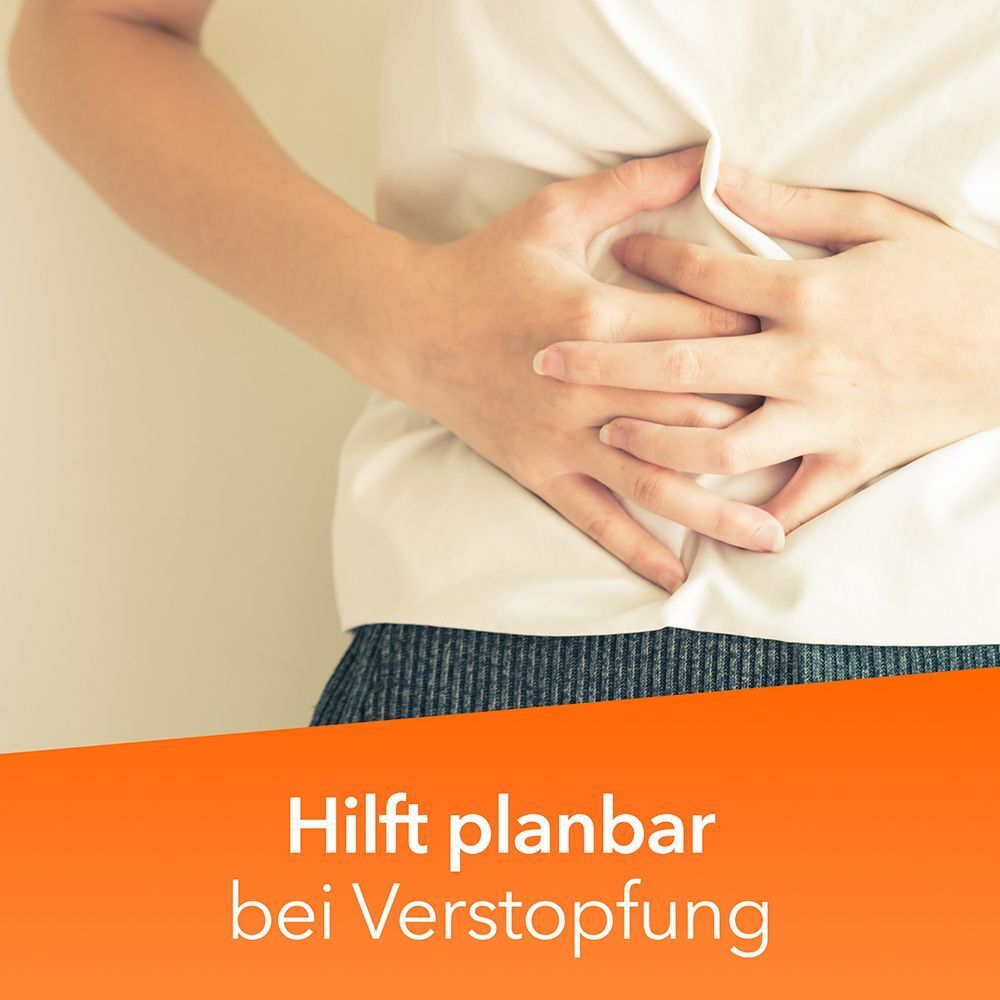 Person hält sich den Bauch, was auf Bauchschmerzen oder Verstopfung hindeutet.