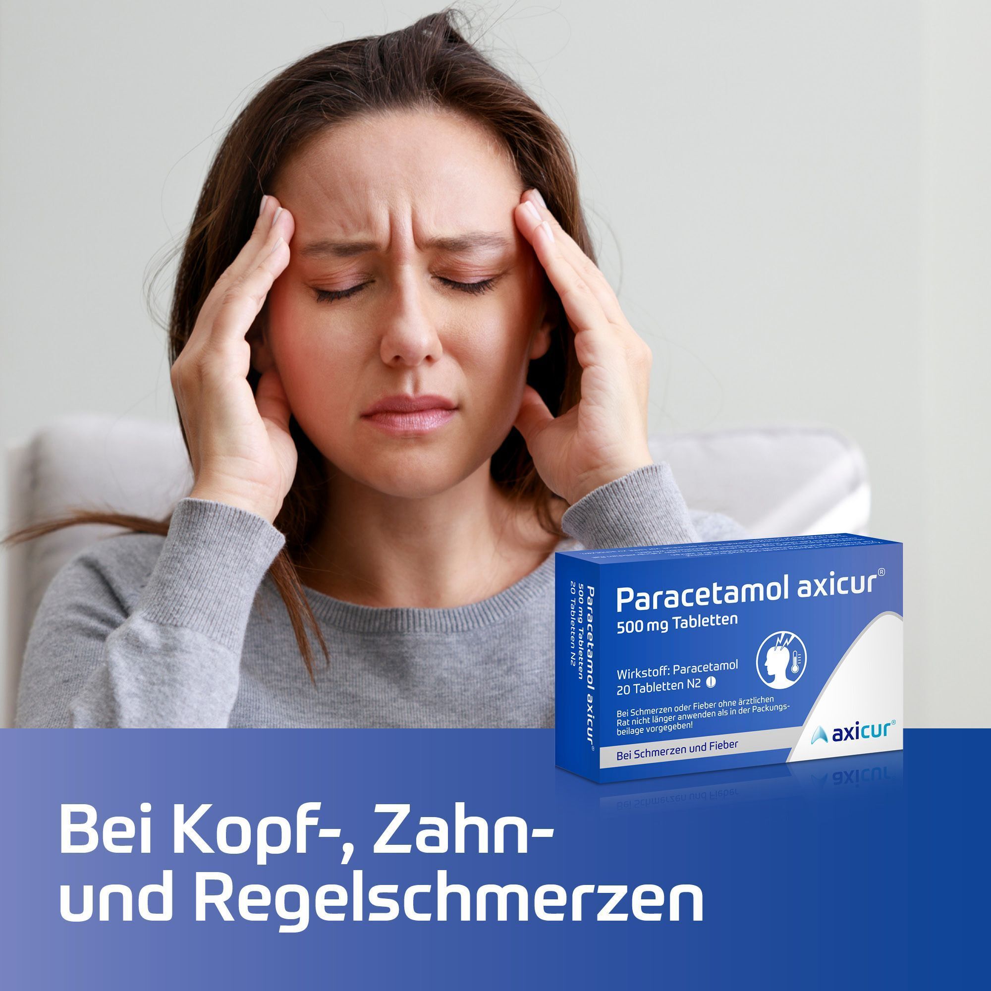 Frau mit Kopfschmerzen hält sich die Schläfen, daneben Packung Paracetamol axicur® 500 mg Tabletten.