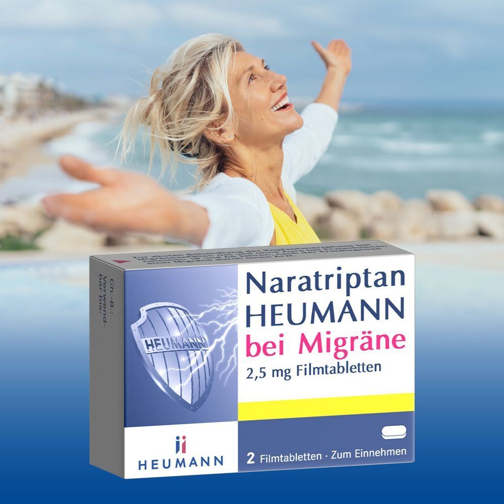 Frau mit Armen erhoben am Strand, mit Naratriptan HEUMANN Packung.