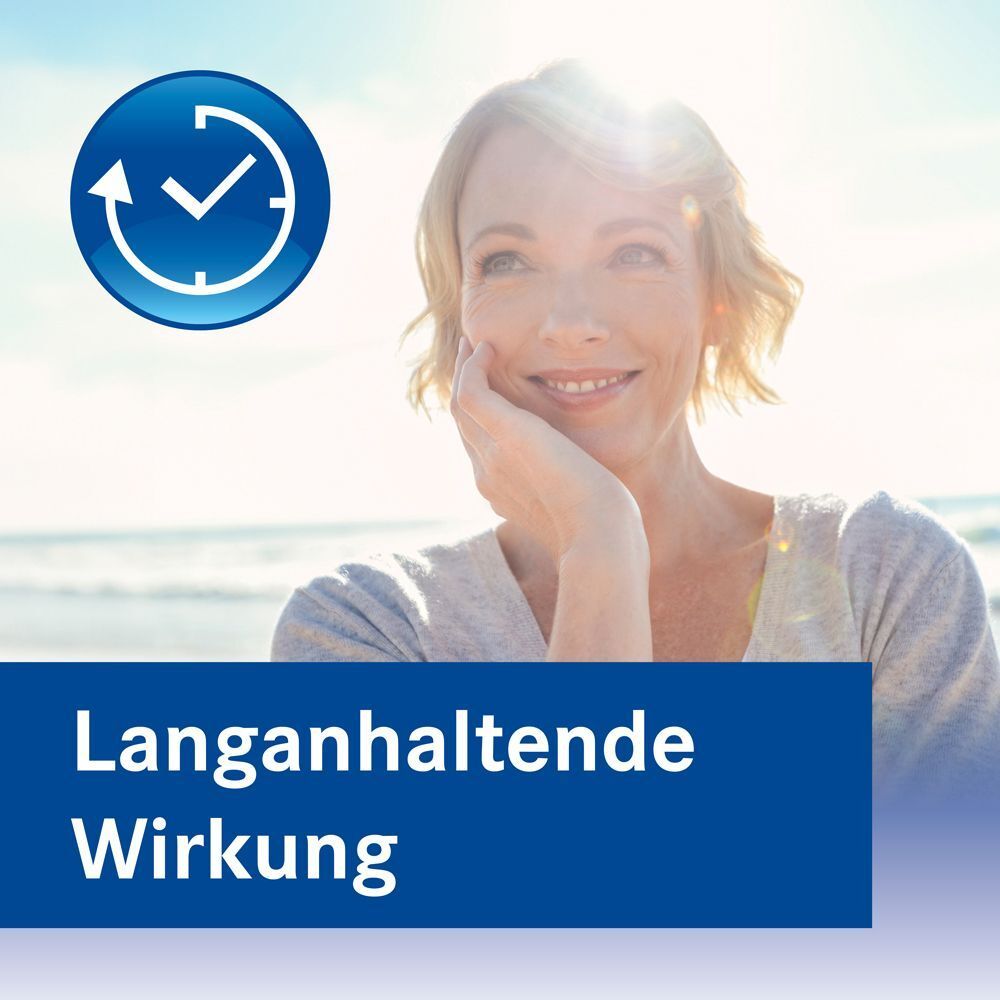 Frau lächelt am Strand, mit Uhr-Symbol. Text: Langanhaltende Wirkung.