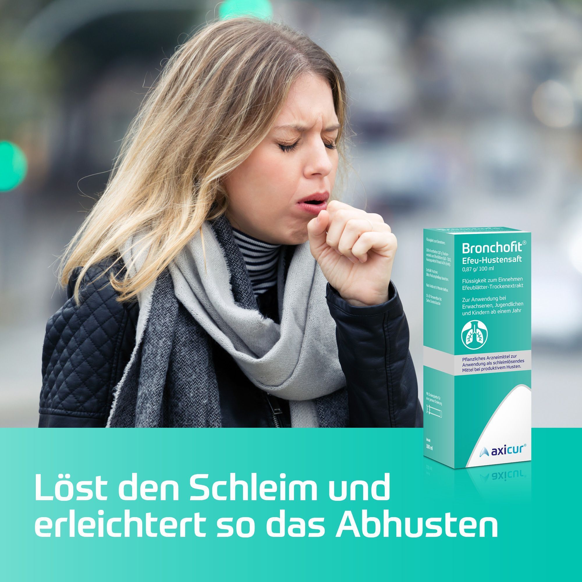 Frau hustet, Bronchofit® Efeu-Hustensaft daneben, Hintergrund unscharf.