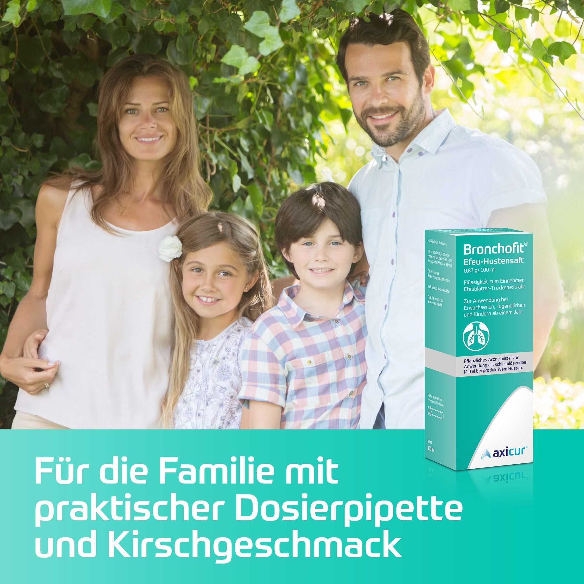 Familie lächelt, Bronchofit® Efeu-Hustensaft daneben, im Freien.