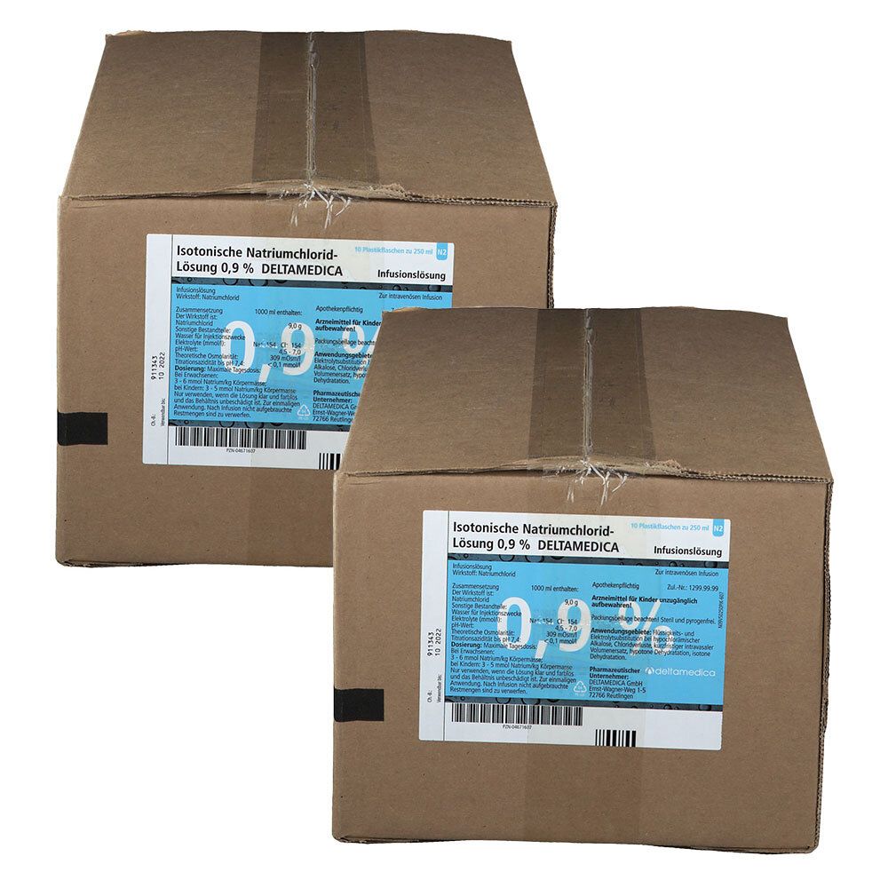 Zwei Kartons mit isotonischer Natriumchloridlösung 0,9 % DELTAMEDICA. Etiketten mit Produktinformationen und Barcodes.