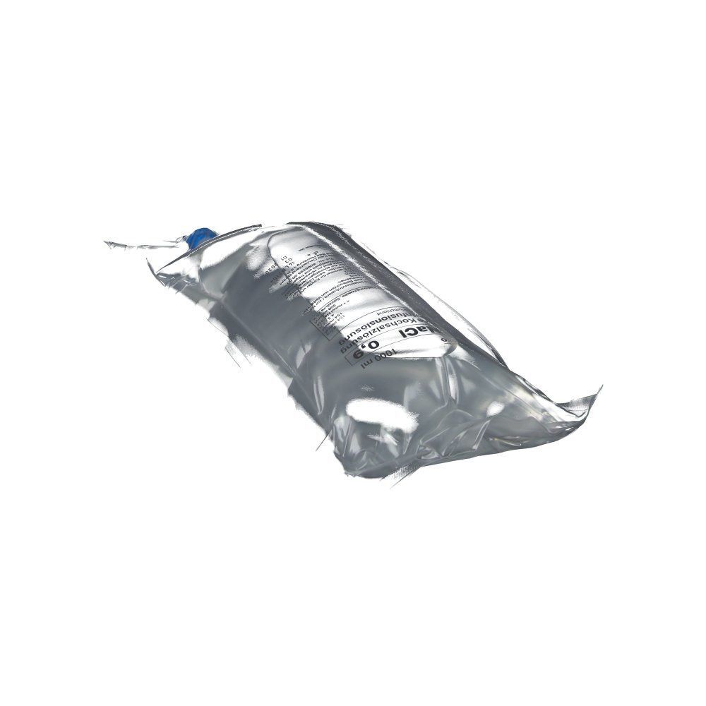 Beutel Isotonische Kochsalzlösung 0,9 %. Transparenter Kunststoffbeutel mit blauem Anschluss. Beschriftung sichtbar.