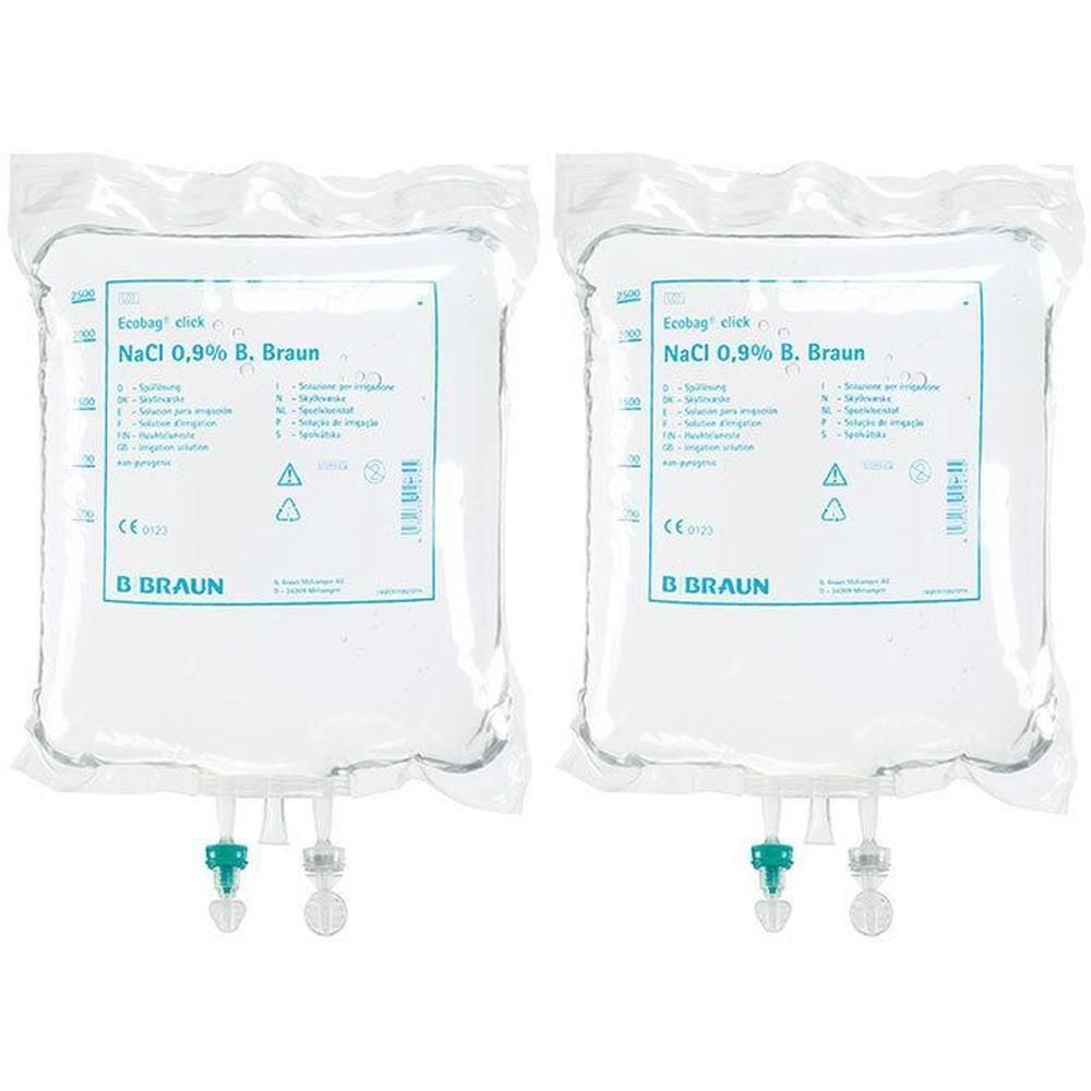 Zwei Beutel NaCl 0,9% B. Braun Ecobag®. Klare Flüssigkeit in flexibler Verpackung. Mit grünen und weißen Anschlüssen. Beschriftung mit Produktinformationen.