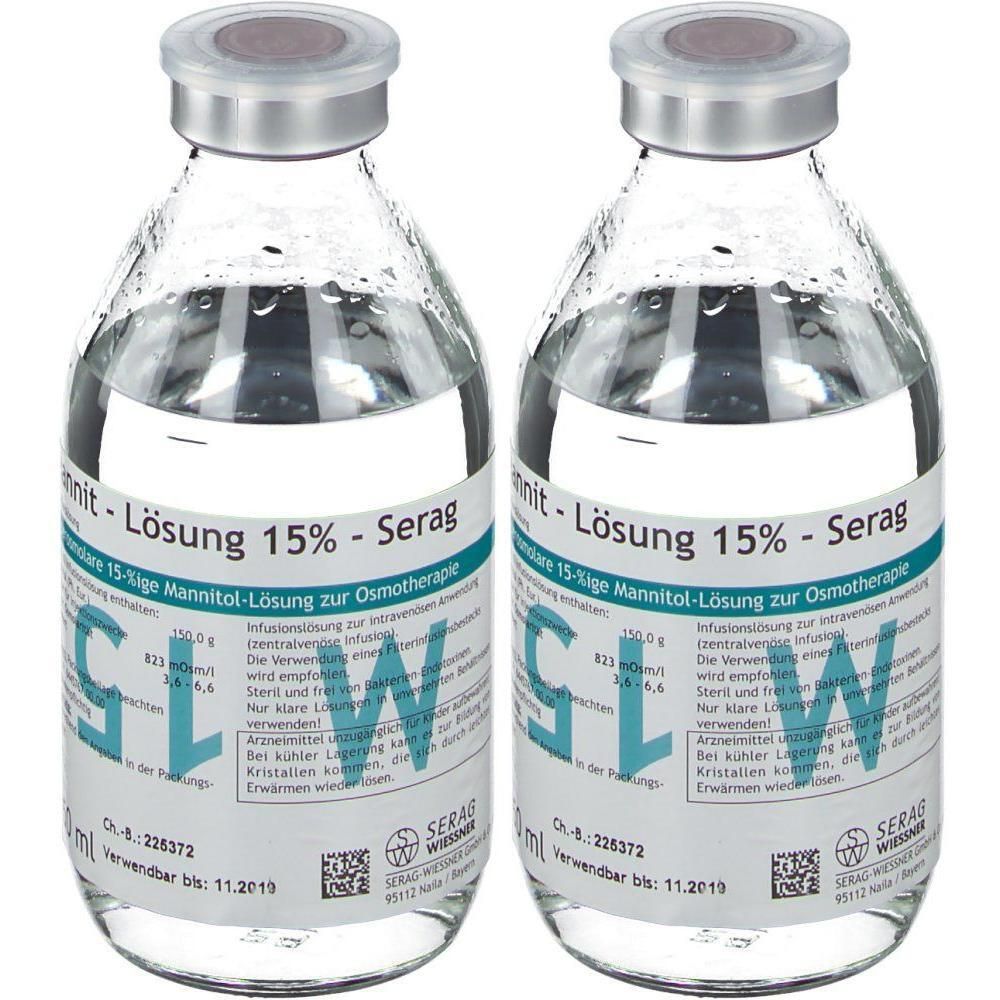 Zwei Glasflaschen mit Flüssigkeit. Etiketten mit Produktinformationen. Verschlüsse mit Metallkappe. Aufschrift: Mannit-Lösung 15% - Serag.