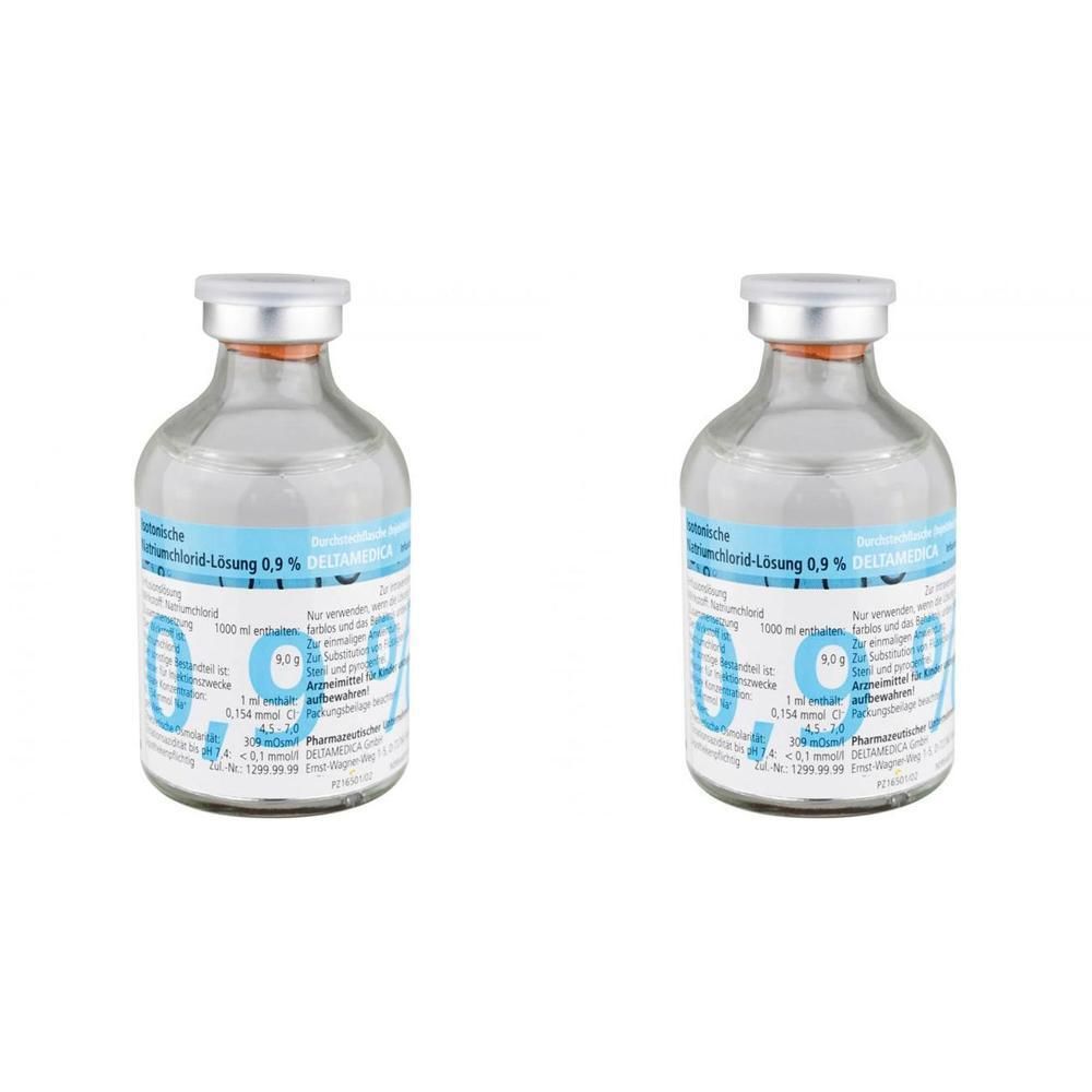 Zwei Glasflaschen mit Flüssigkeit. Etikett mit Aufschrift "Isotonische Natriumchlorid-Lösung 0,9%". Metallverschluss.