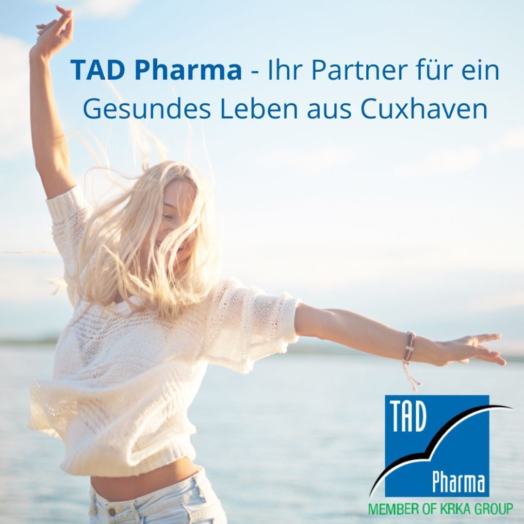 Eine Frau mit erhobenen Armen vor dem Meer. Logo von TAD Pharma, Partner für ein gesundes Leben aus Cuxhaven.