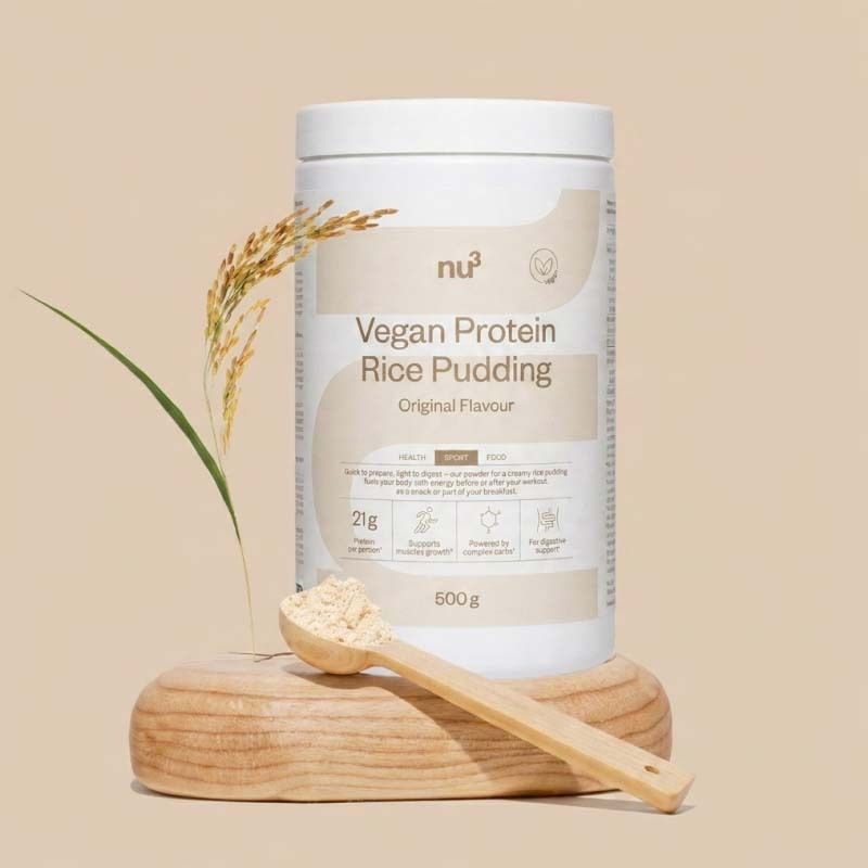nu3 Vegan Protein Rice Pudding Dose mit Löffel und Reisähre.
