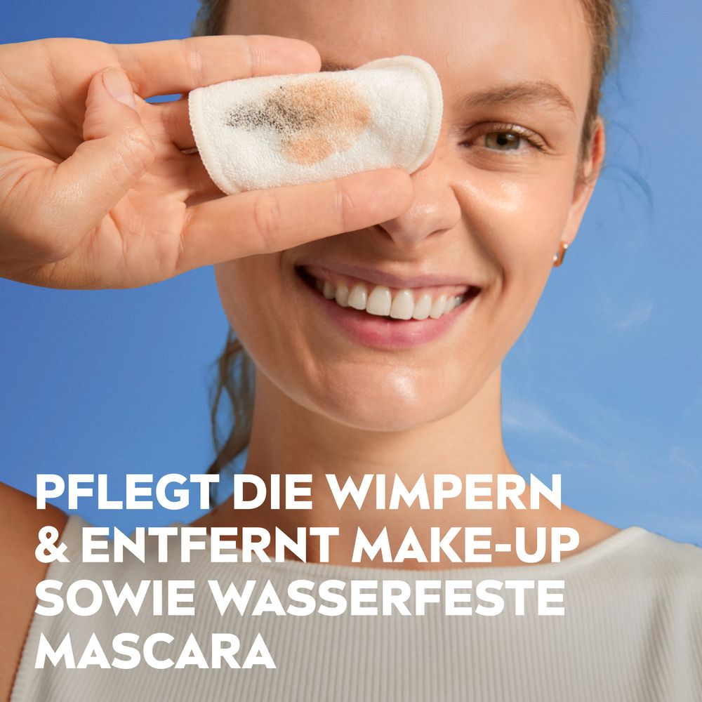 Frau mit Wattepad vor dem Auge, das geschminkt ist. Text: "Pflegt die Wimpern & entfernt Make-up".
