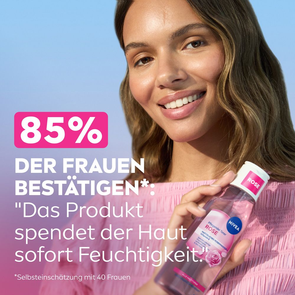 Frau hält NIVEA Pflegender Toner Rose Flasche, 85% bestätigen sofortige Feuchtigkeit.