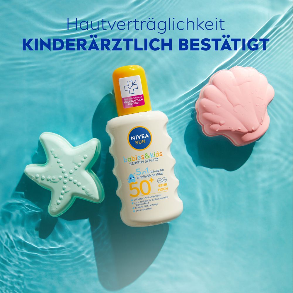 Nivea Sun Babies & Kids Sensitive Schutz LSF 50+ Flasche mit Seestern- und Muschel-Dekorationen.