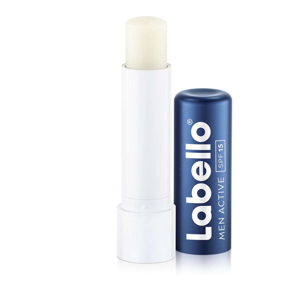 Geöffneter Labello Men Active Lippenpflegestift, weißer Stift in weißer Hülse, daneben blaue Kappe.