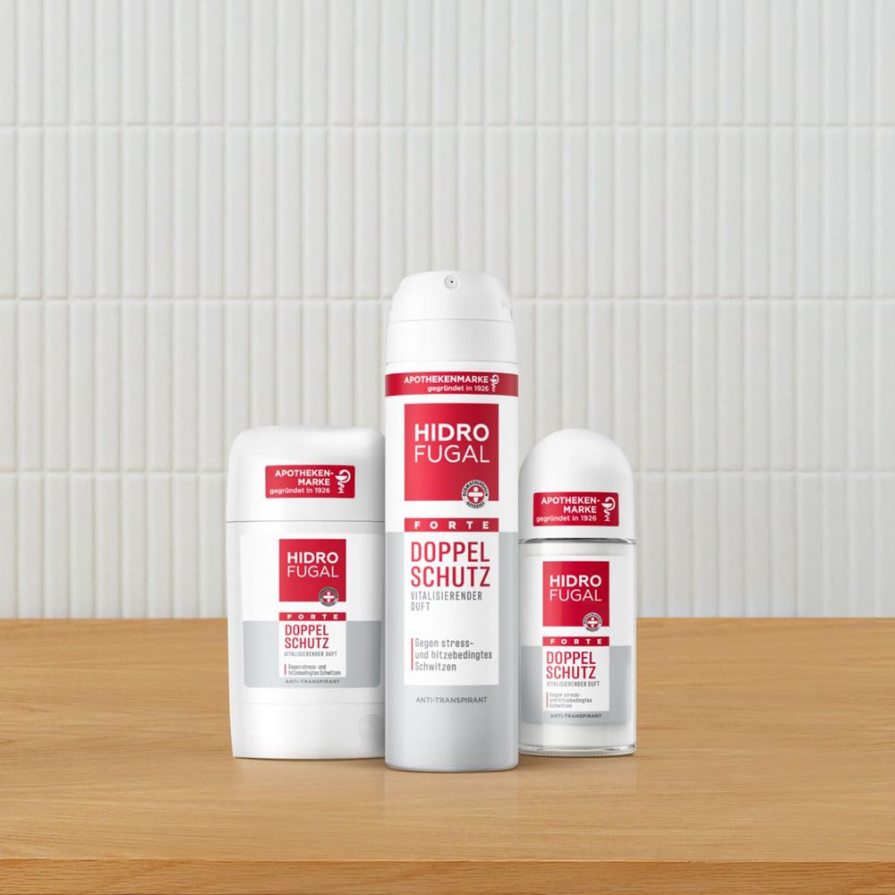 Hidrofugal Forte Doppel Schutz Spray, Deostick und Roll-on auf einem Holztisch.