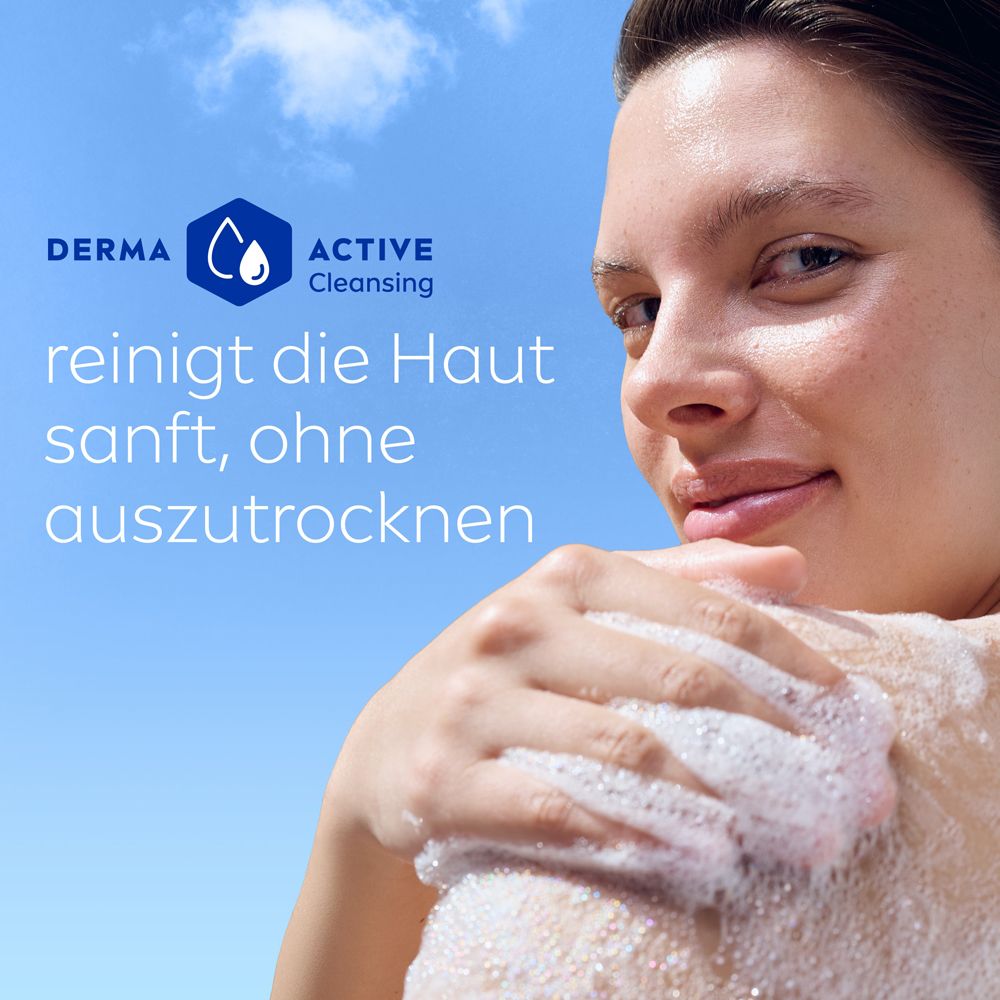 Frau reinigt ihre Schulter mit einem Schaumschwamm unter blauem Himmel.