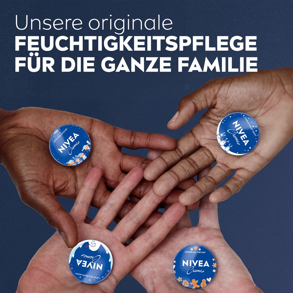 Vier Hände halten jeweils eine NIVEA Creme Dose der Winter Edition.