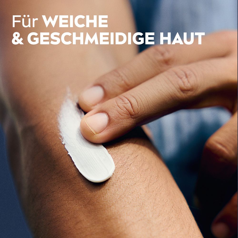 Eine Hand trägt NIVEA Creme auf den Unterarm auf für weiche und geschmeidige Haut.