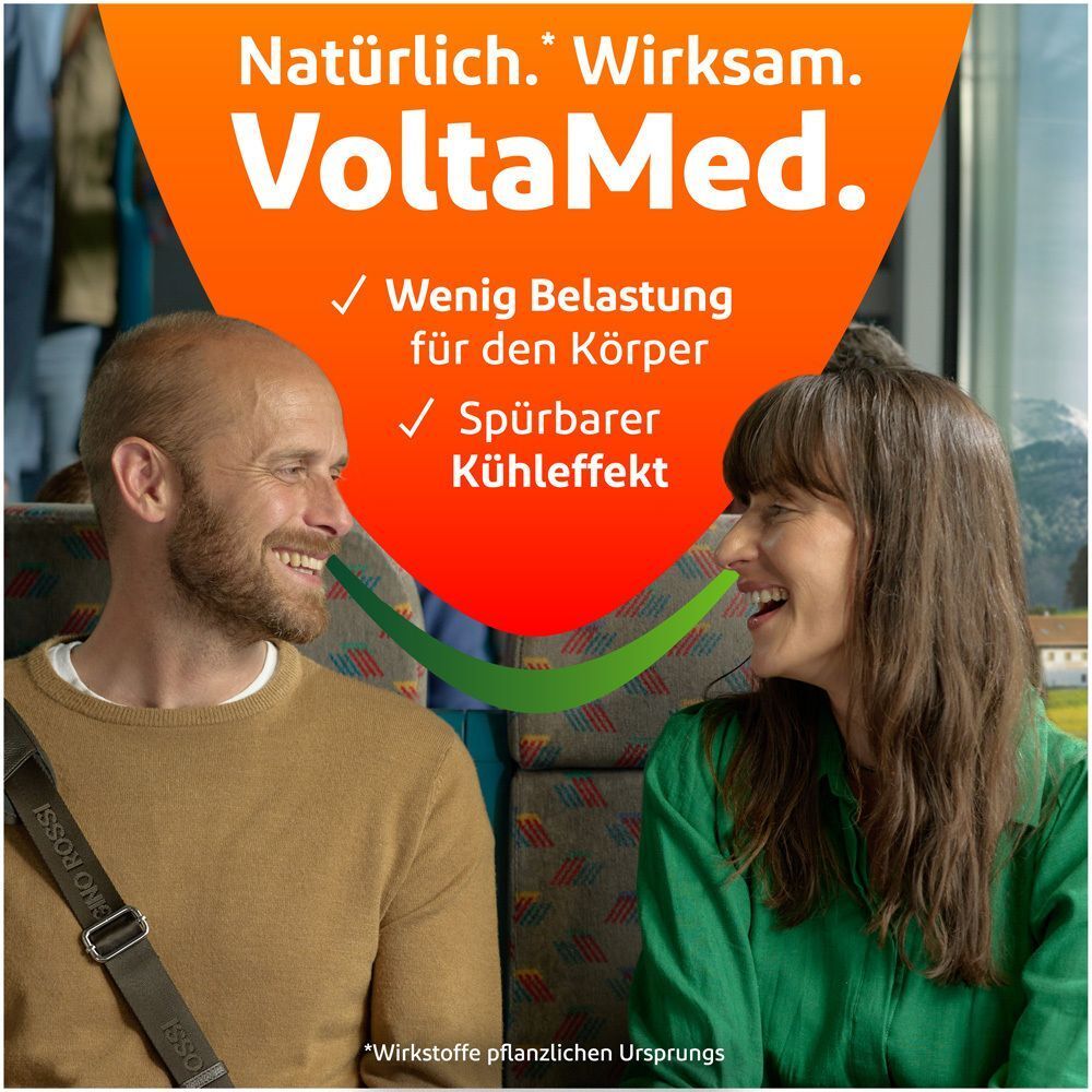 Lachendes Paar im Zug, VoltaMed mit spürbarem Kühleffekt und geringer Körperbelastung.