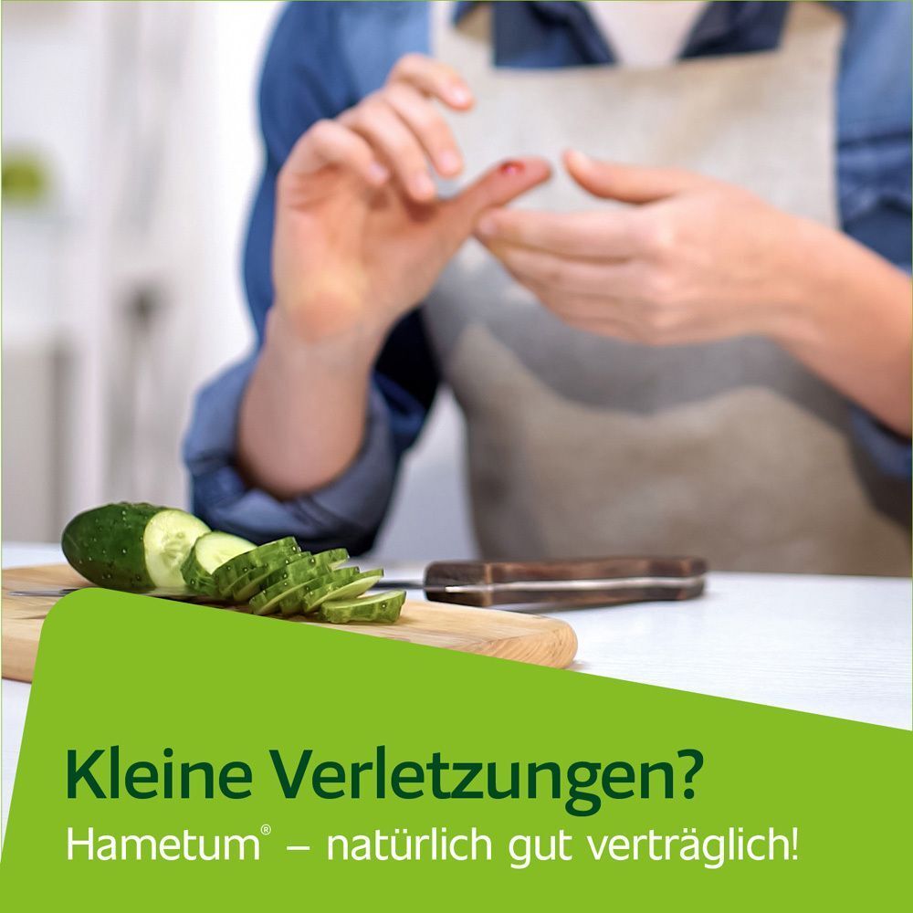 Person schneidet sich in den Finger beim Gurkenscheiben schneiden. Hametum Salbe.