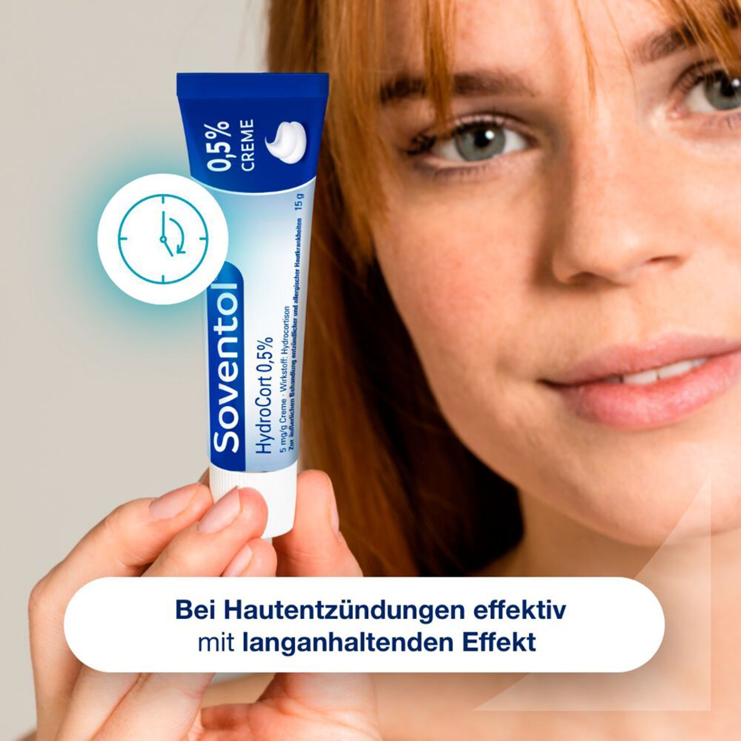 Eine Frau hält eine Tube Soventol Hydrocort 0,5% Creme mit einem Zeit-Symbol.