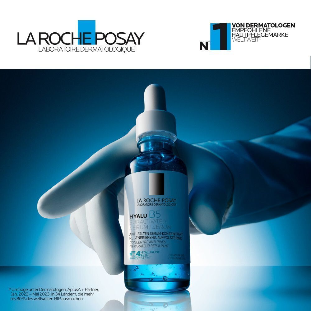 Hand in weißem Handschuh hält La Roche Posay Hyalu B5 Serum Flasche. Oben Logo und "Von Dermatologen empfohlen".
