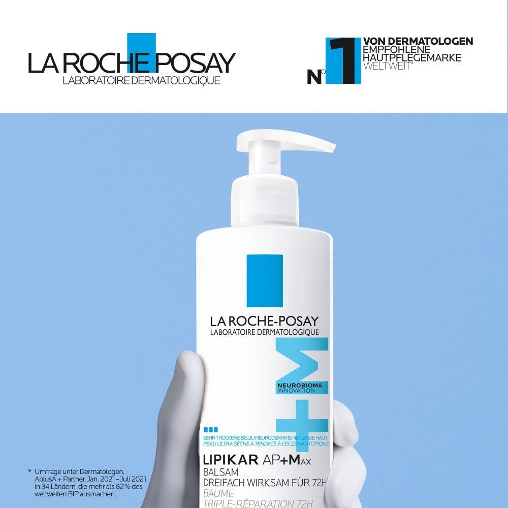 Eine Hand hält eine La Roche-Posay Lipikar Balsam AP+M Flasche mit Pumpspender.