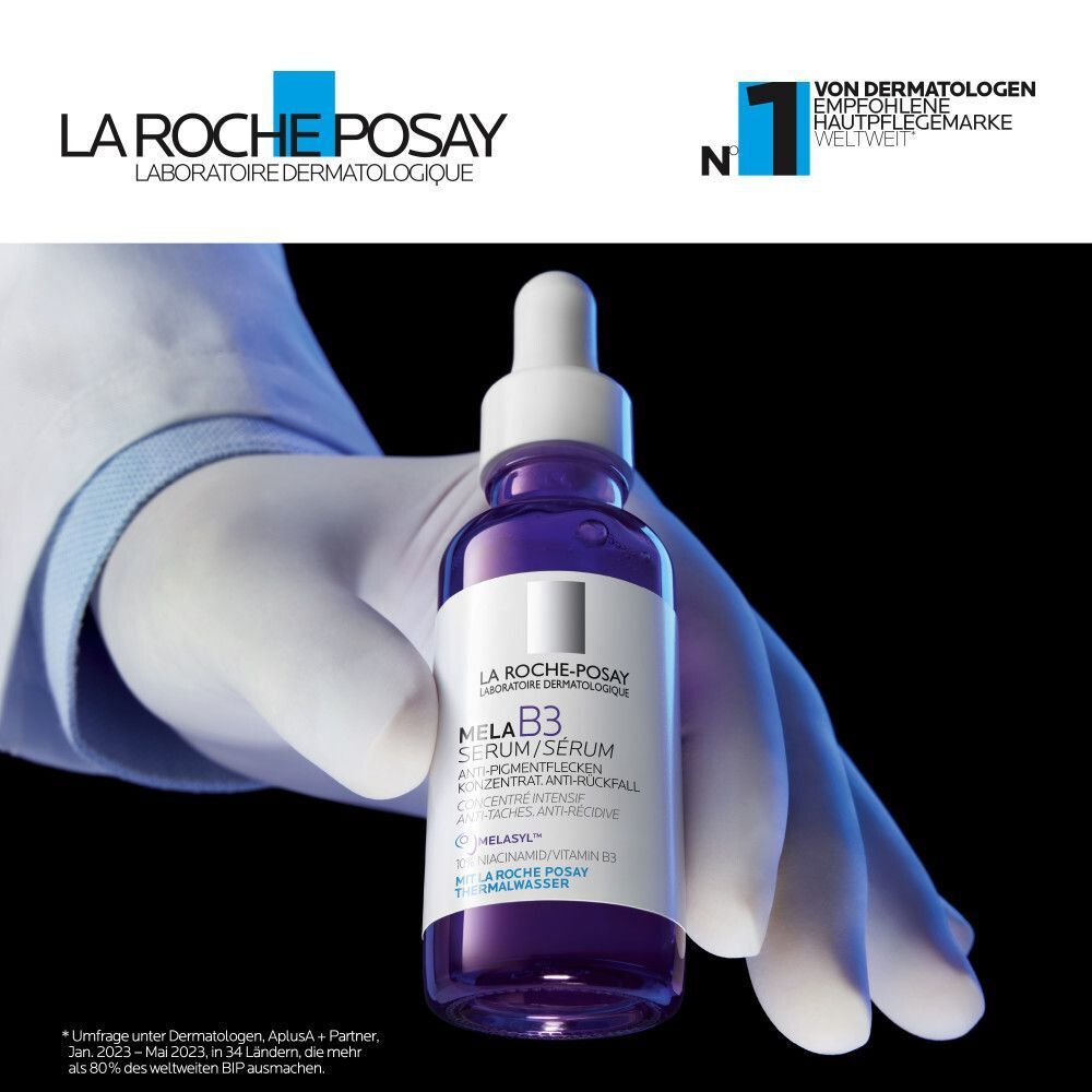 La Roche Posay Mela B3 Serum in einer Hand mit Handschuh, lila Flasche mit Pipette, empfohlen von Dermatologen.