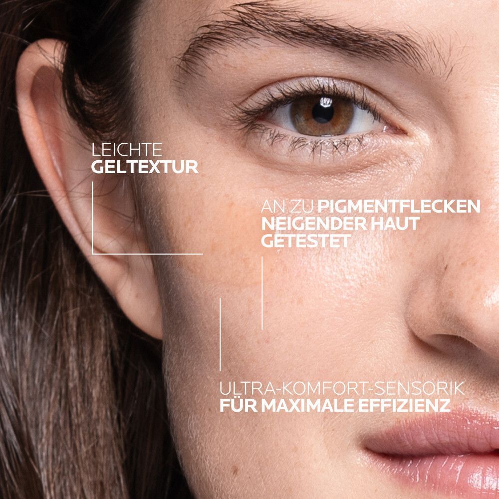 Nahaufnahme eines Gesichts, das die leichte Geltextur und die Wirksamkeit des Serums gegen Pigmentflecken zeigt.