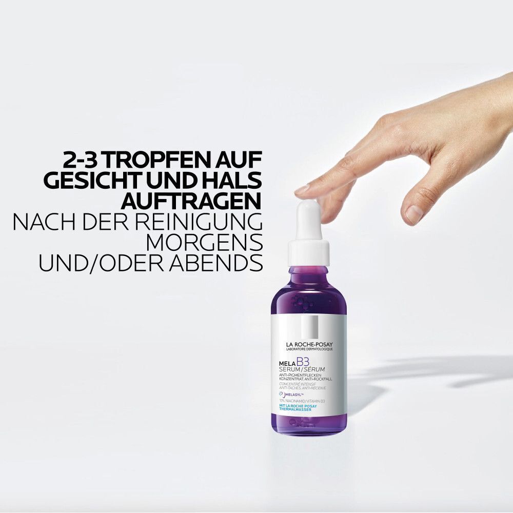 Hand gibt 2-3 Tropfen La Roche Posay Mela B3 Serum auf Gesicht und Hals nach der Reinigung.