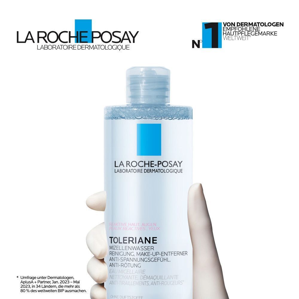 Flasche La Roche-Posay Mizellenwasser, gehalten von einer Hand, mit Dermatologen-Siegel.