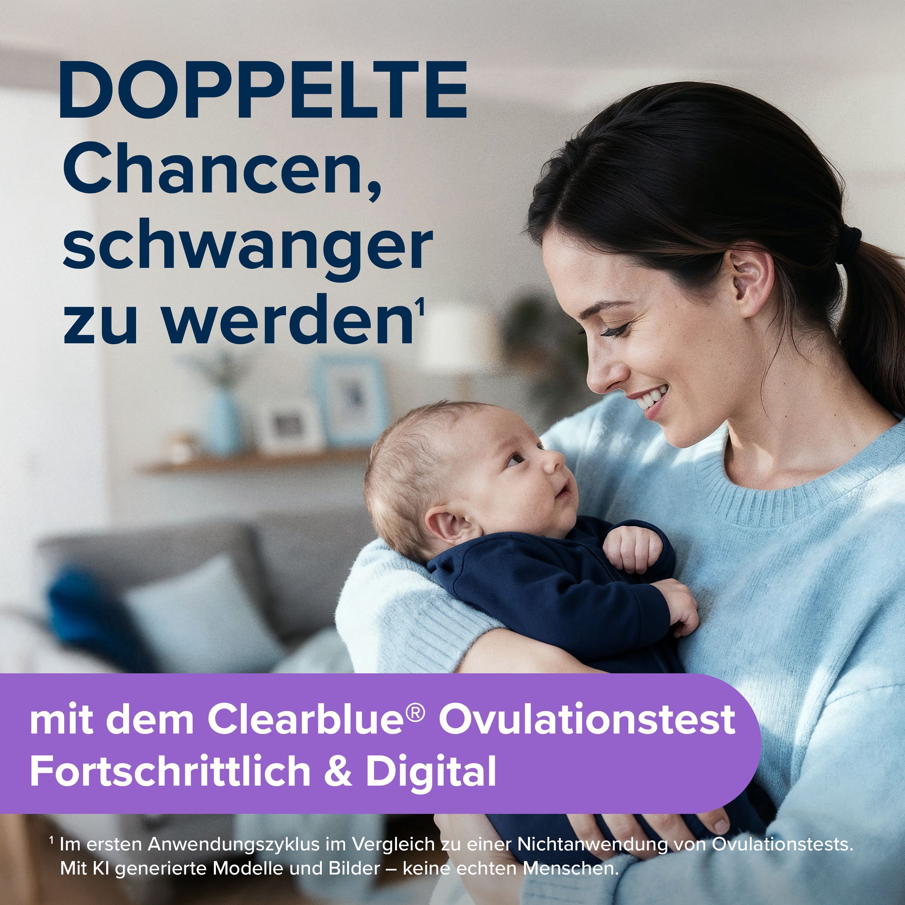 Frau hält Baby, beworben mit Clearblue Ovulationstest Fortschrittlich & Digital.