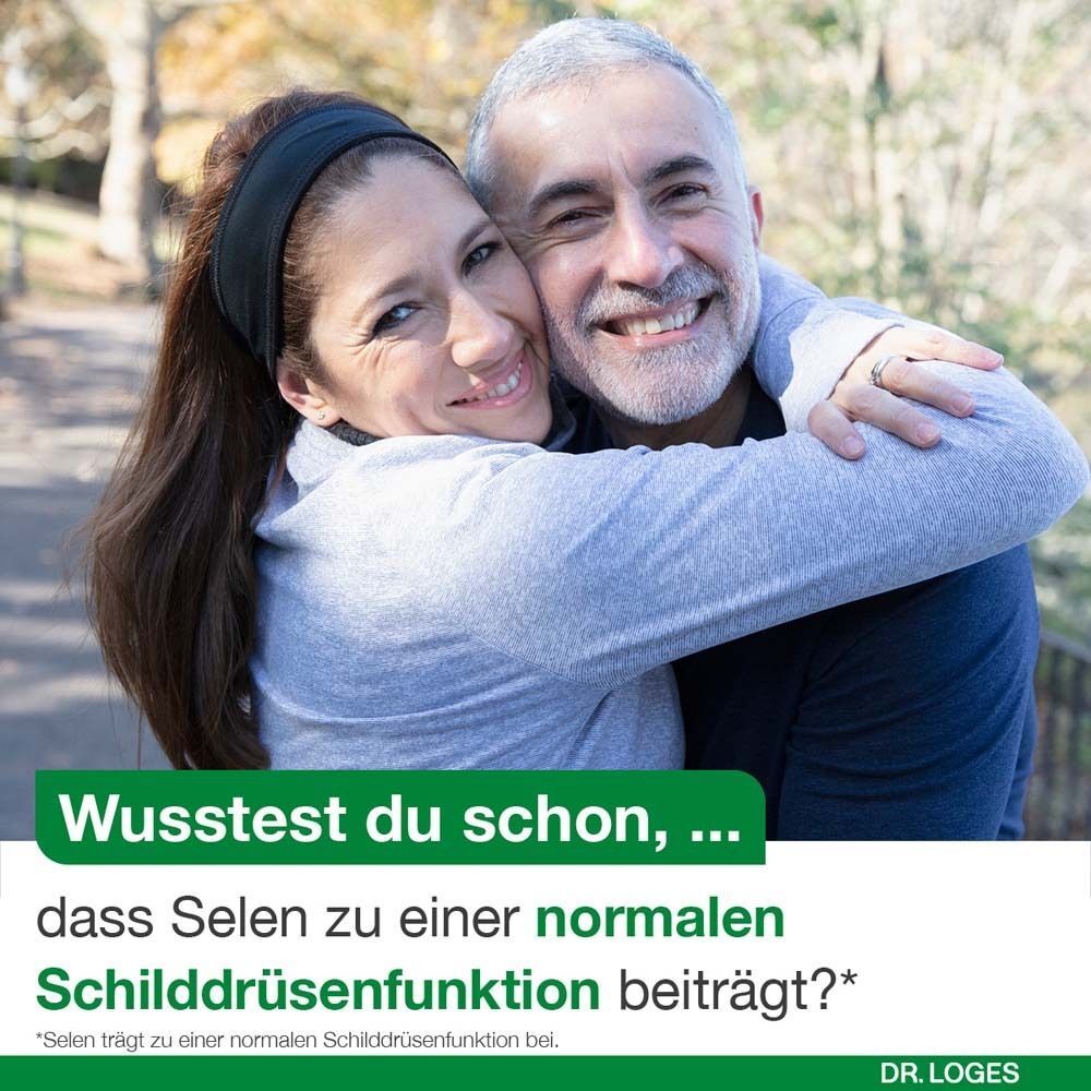 Ein älteres Paar umarmt sich im Freien. Text: Selen trägt zu einer normalen Schilddrüsenfunktion bei.
