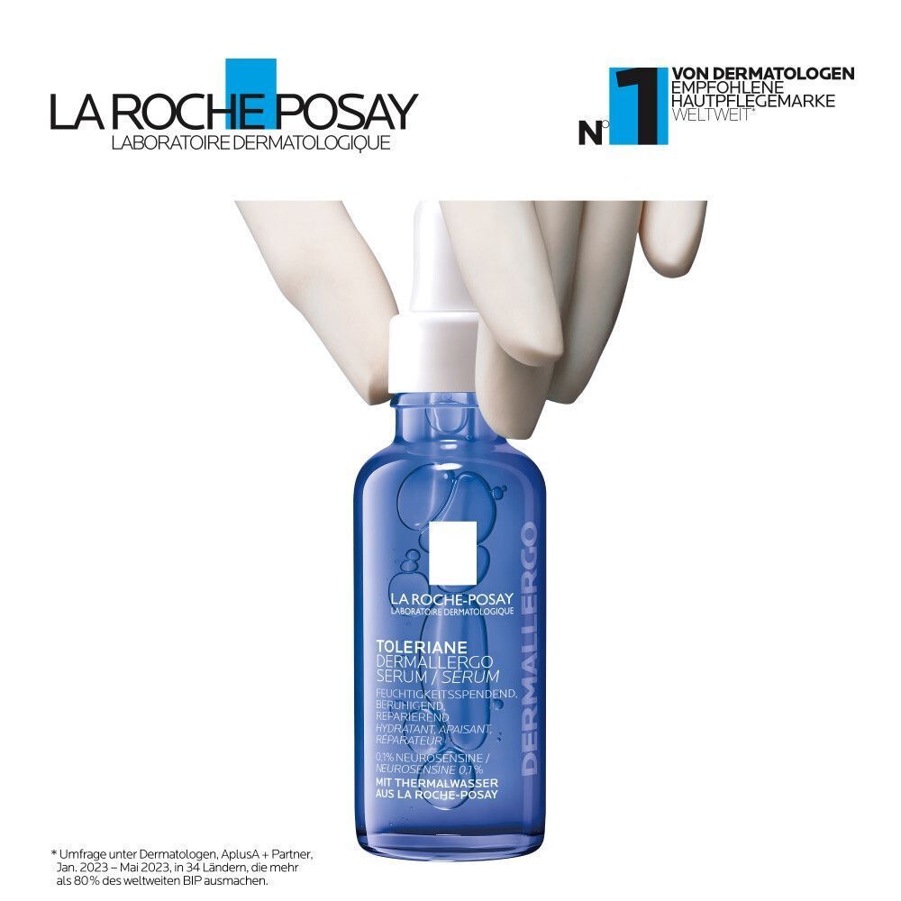 Hand mit Handschuh hält La Roche-Posay Toleriane Dermallergo Serum Flasche. Logo und "Von Dermatologen empfohlene Hautpflege-Marke".