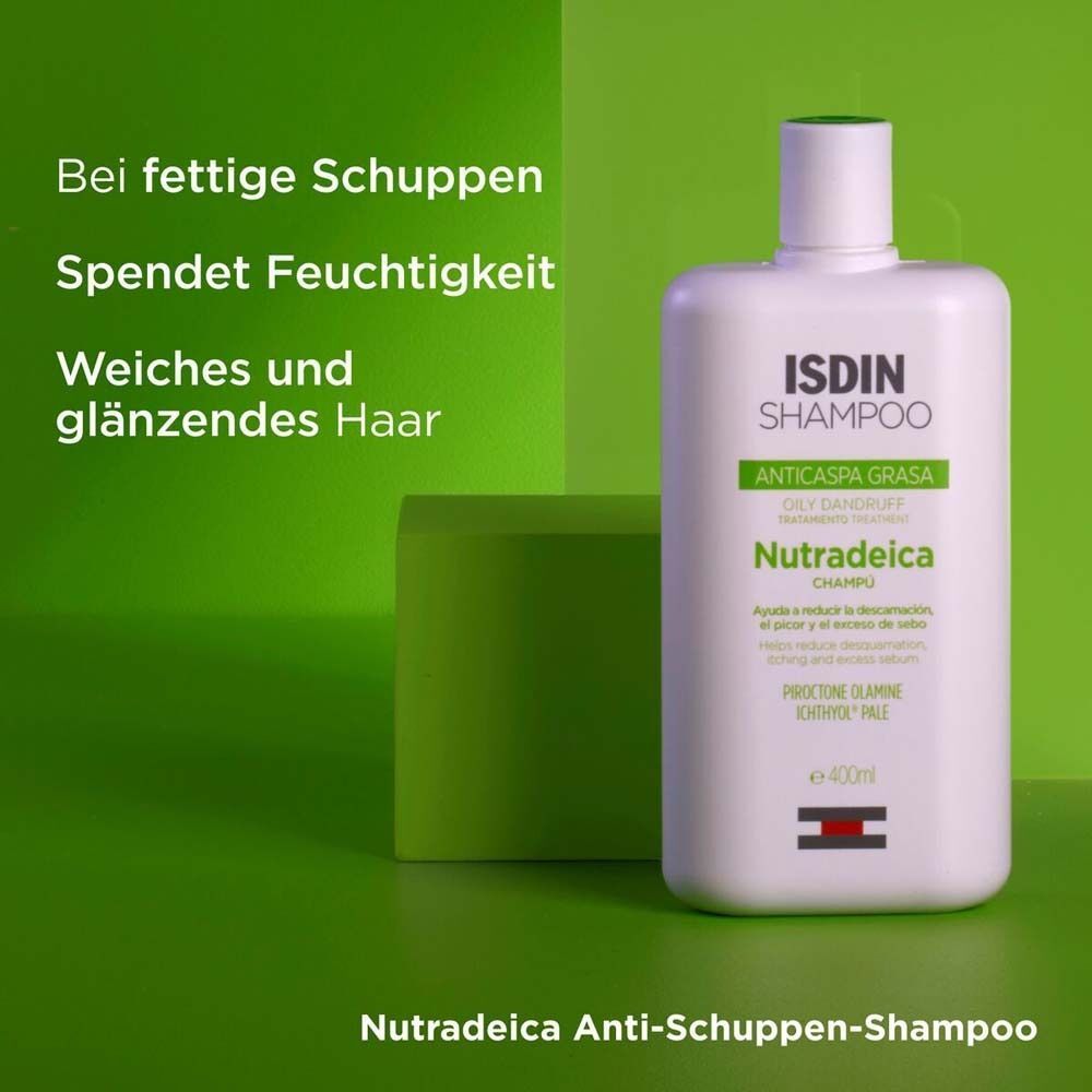 ISDIN Nutradeica Anti-Schuppen-Shampoo neben einem grünen Block auf grünem Hintergrund.