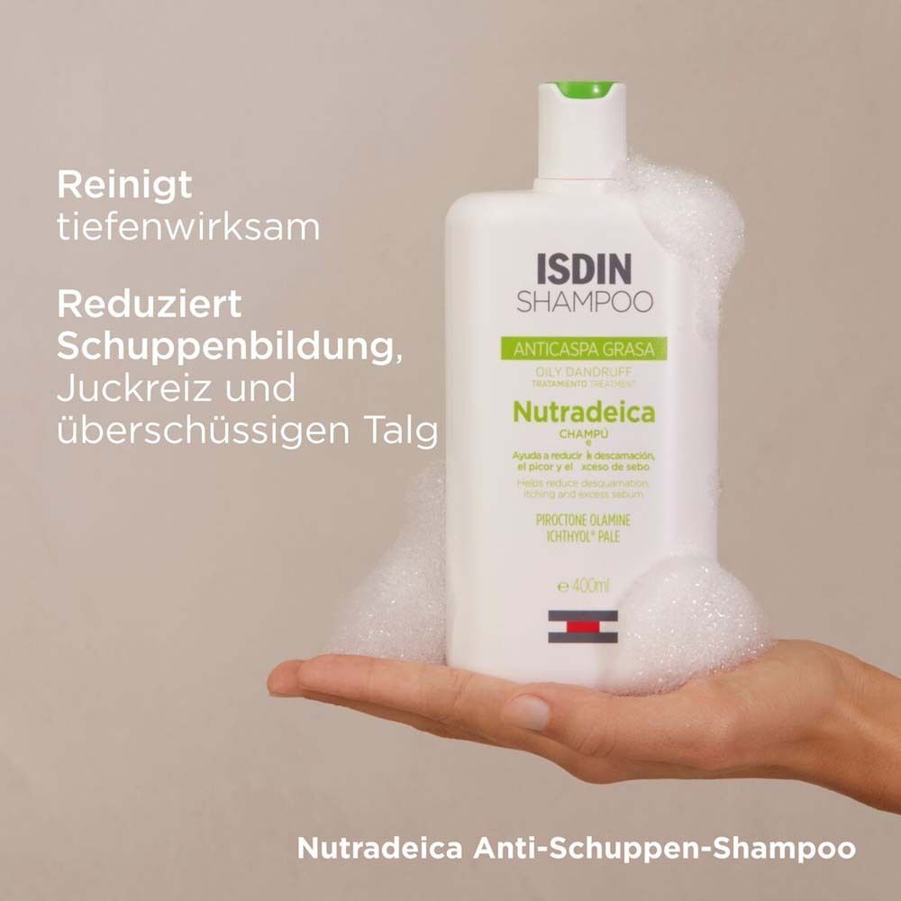 Hand hält eine Flasche ISDIN Nutradeica Shampoo mit Schaum. Text: Reinigt tiefenwirksam, reduziert Schuppenbildung, Juckreiz und überschüssigen Talg.