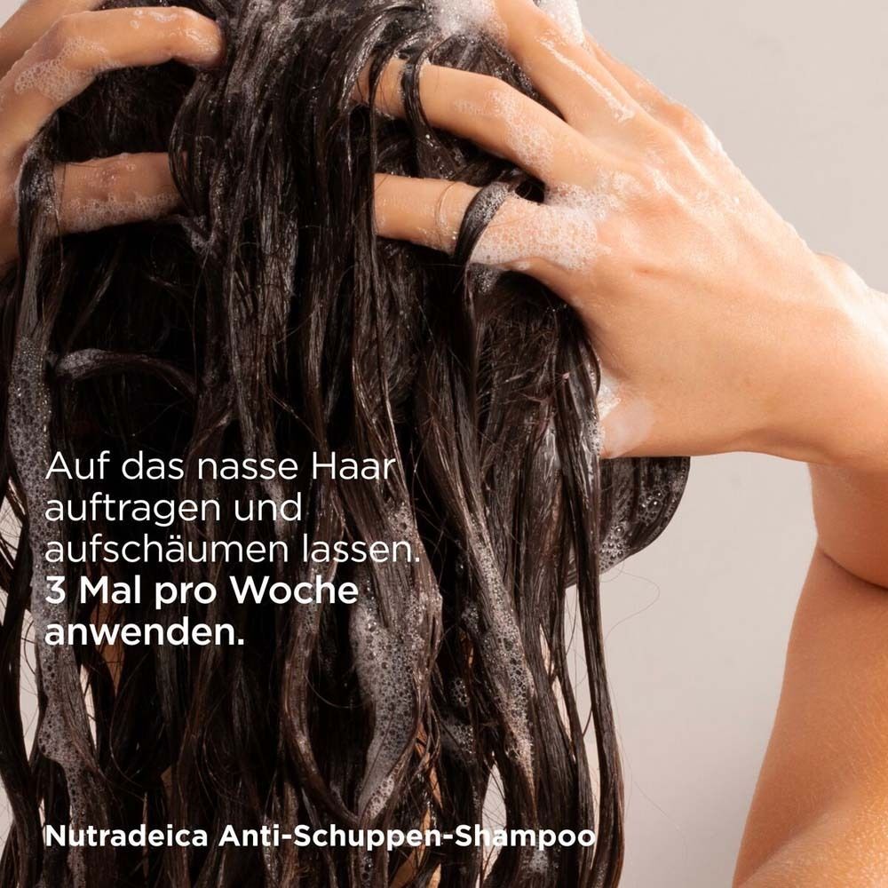 Person wäscht sich die Haare mit ISDIN Nutradeica Shampoo. Text: Auf nasses Haar auftragen und aufschäumen. 3 Mal pro Woche anwenden.