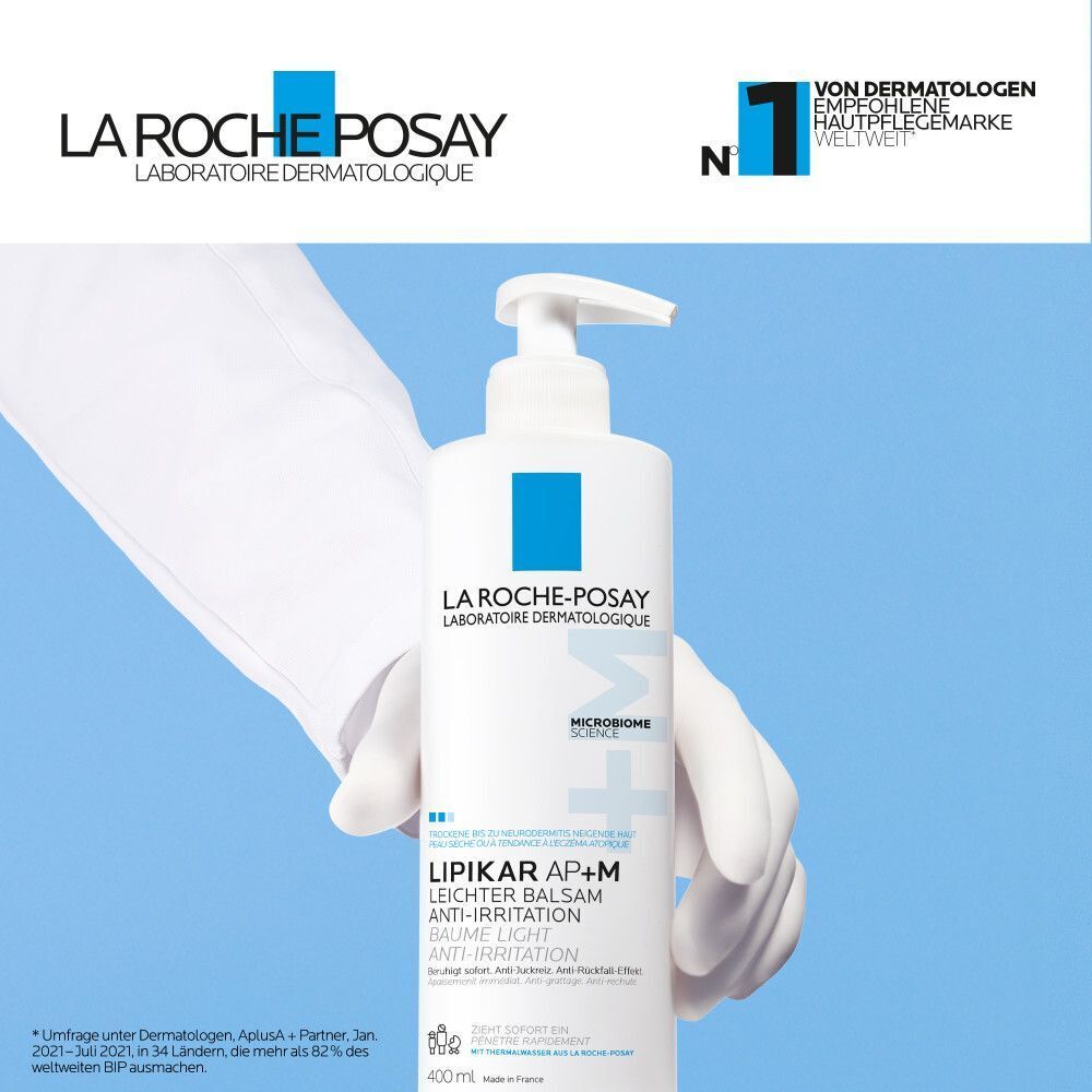 La Roche Posay Lipikar Leichter Balsam AP+M Flasche wird von einer Hand gehalten.