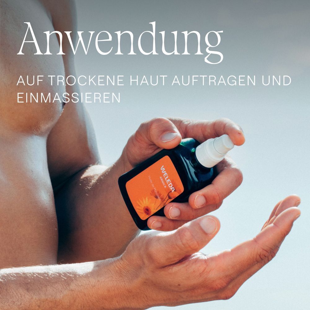 Hände halten eine Flasche Weleda Arnika Massageöl. Text: Anwendung: Auf trockene Haut auftragen und einmassieren.