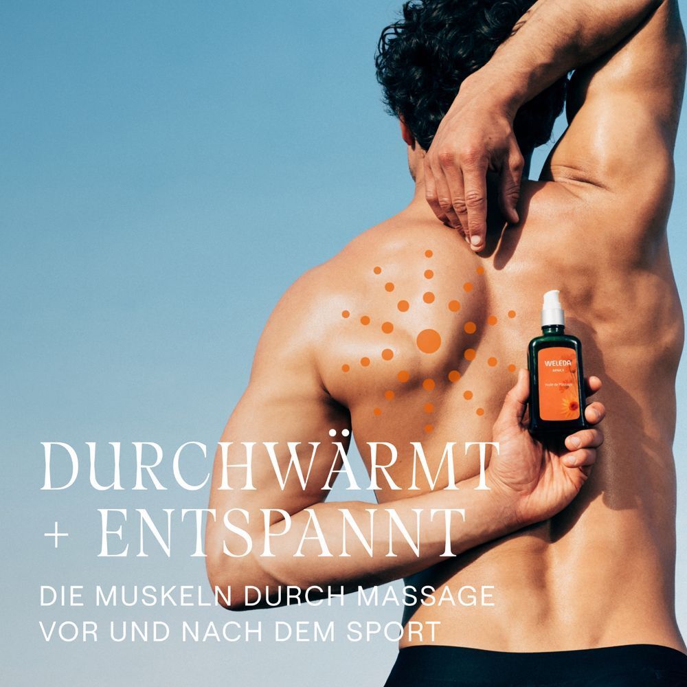 Mann mit Massageölflasche auf dem Rücken. Text: Durchwärmt + entspannt. Die Muskeln durch Massage vor und nach dem Sport.