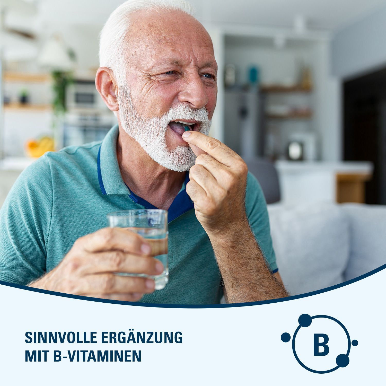 Älterer Mann nimmt eine Tablette ein und trinkt ein Glas Wasser. Sinnvolle Ergänzung mit B-Vitaminen.