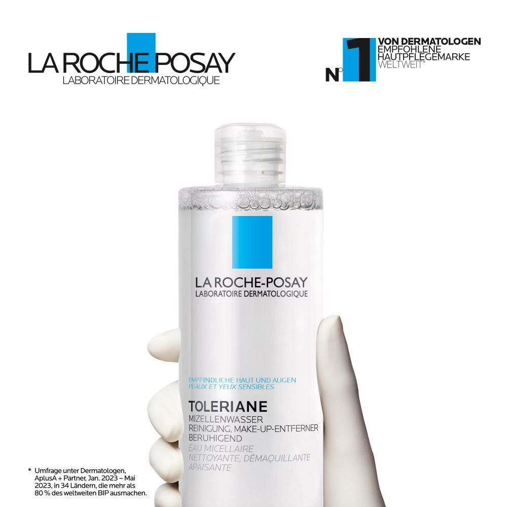 Hand hält eine Flasche La Roche Posay Mizellenwasser Toleriane, empfohlen von Dermatologen.
