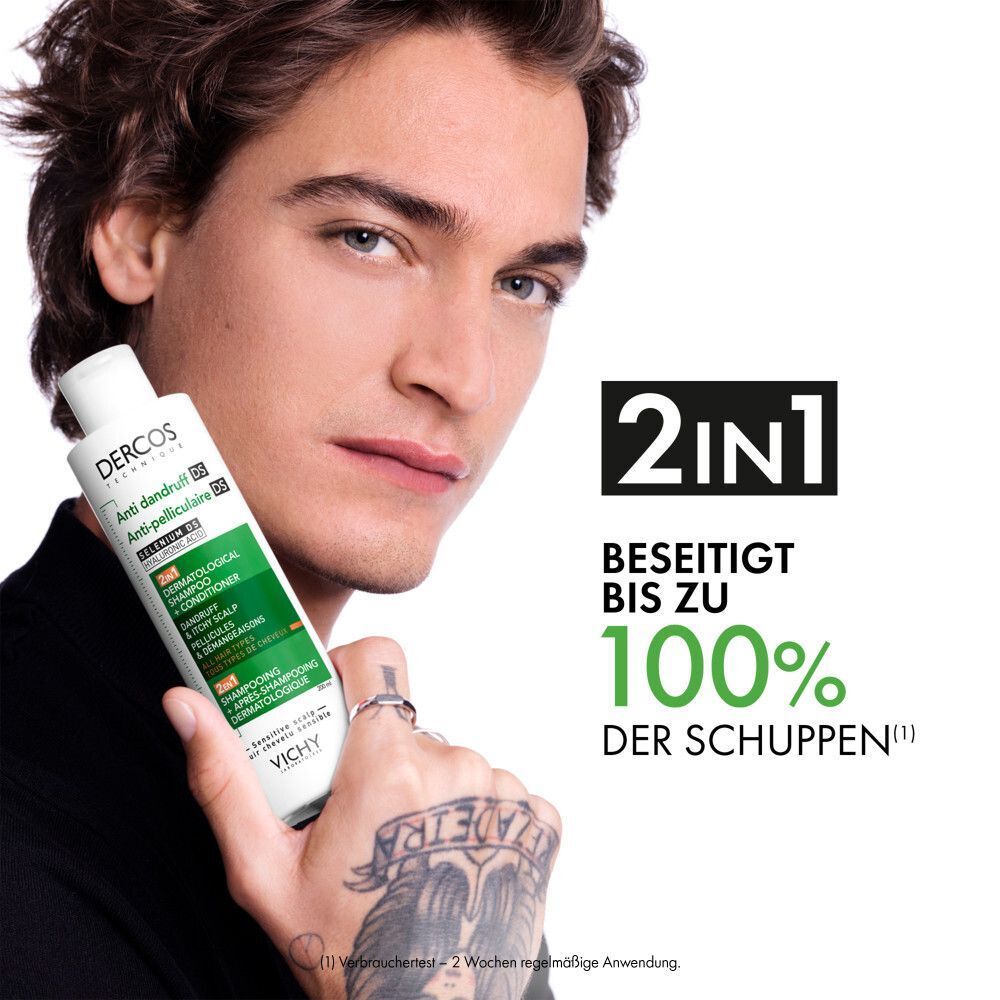 Mann hält eine Vichy Dercos Anti-Schuppen Shampoo Flasche. Daneben steht '2IN1' und 'Beseitigt bis zu 100% der Schuppen'.
