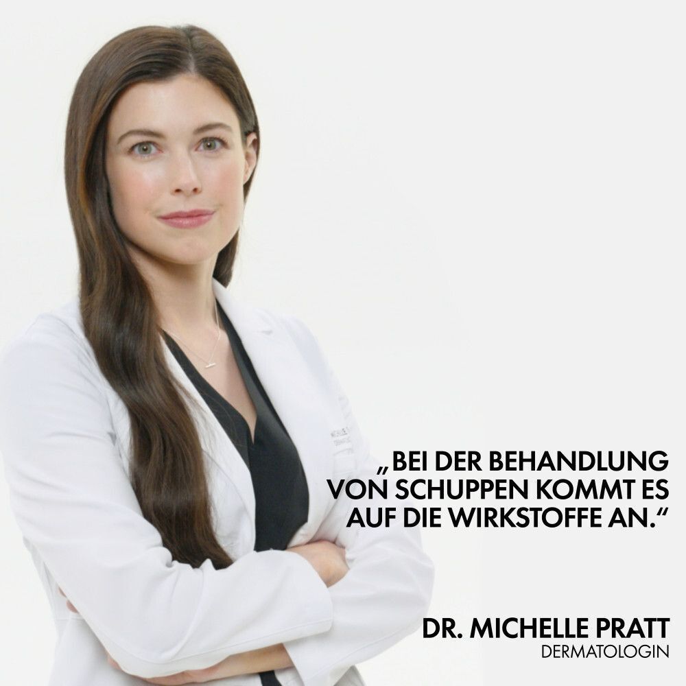 Eine Dermatologin im weißen Kittel zitiert: 'Bei der Behandlung von Schuppen kommt es auf die Wirkstoffe an.'