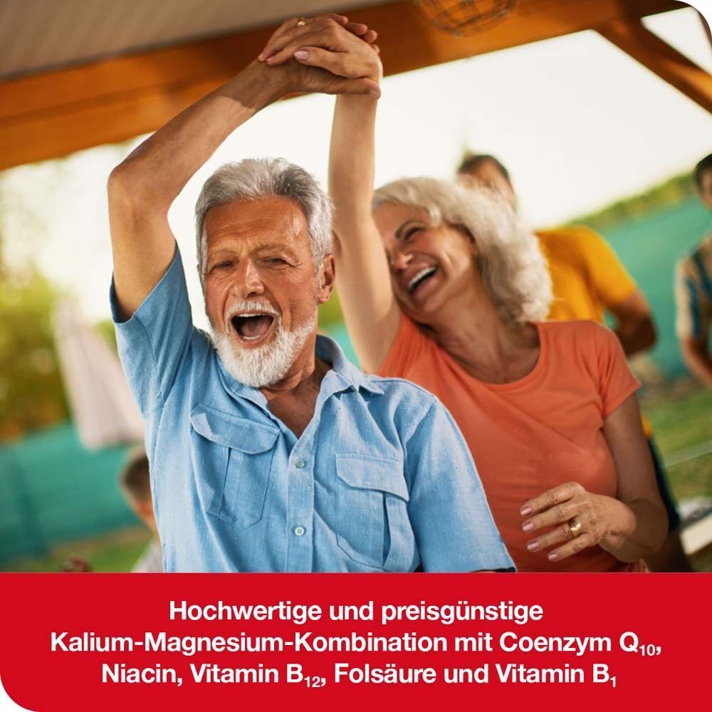 Älteres Paar tanzt und lacht, unterstützt durch Kalium-Magnesium-Kombination.