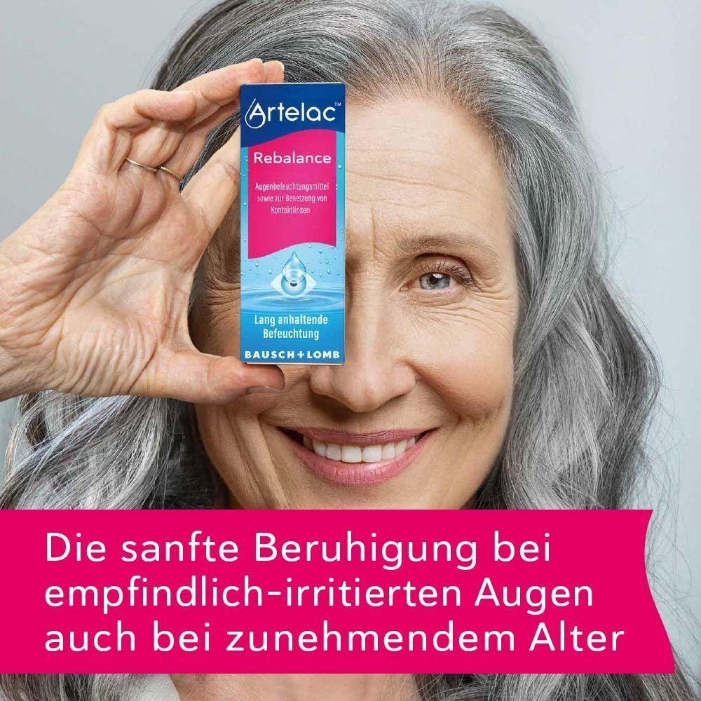 Frau hält eine Packung Artelac® Rebalance Augentropfen vor ihr Gesicht.