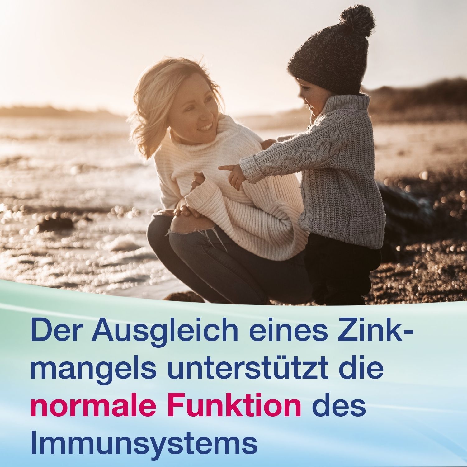 Frau und Kind am Strand, die die normale Funktion des Immunsystems unterstützen.