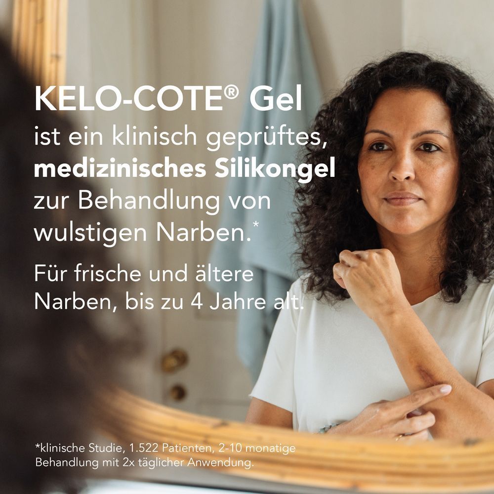 Frau blickt in einen Spiegel, Kelo-Cote Gel ist ein klinisch geprüftes Silikongel zur Narbenbehandlung.