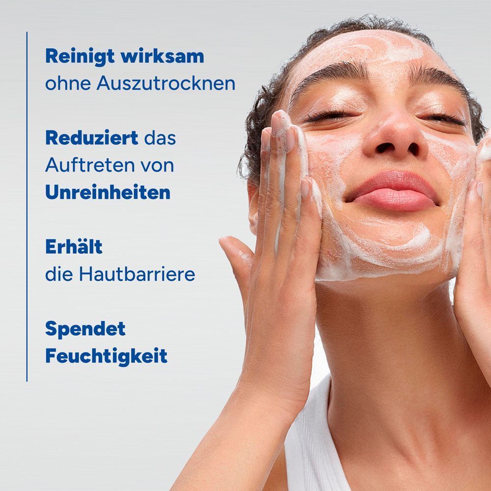 Frau wäscht ihr Gesicht mit schäumendem Ducray Keracnyl Reinigungsgel.