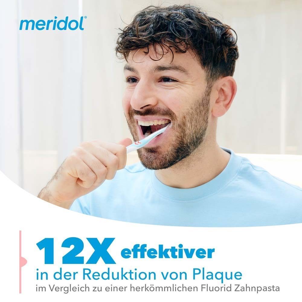 Mann putzt sich die Zähne mit meridol Zahnpasta, die 12x effektiver gegen Plaque wirkt.
