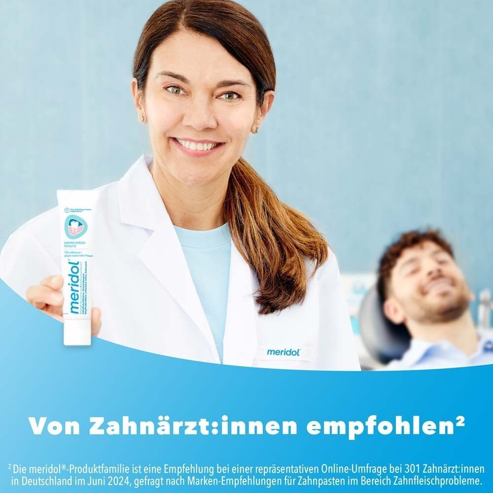 Zahnärztin hält Meridol Zahnpasta, empfohlen von Zahnärzten.